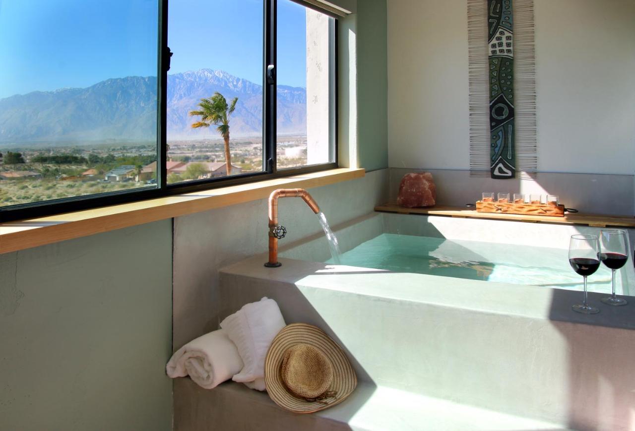 فندق ديزيرت هوت سبرينغزفي  Azure Palm Hot Springs المظهر الخارجي الصورة